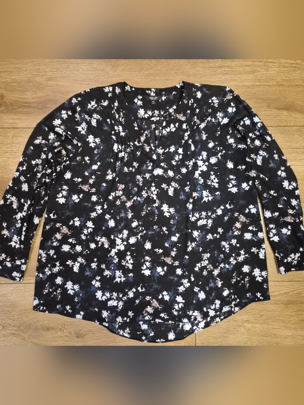 [EUC] ​Simply Vera VeraWang Floral Split Neck Roll Tab Blouse XXL Black Navy